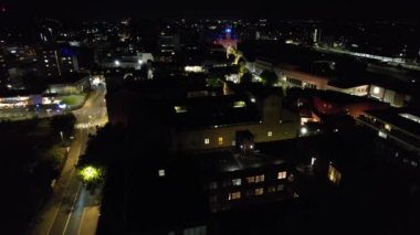 Gece boyunca Güney Doğu Şehir Merkezi ve Merkez Luton Şehri ve Ticaret Bölgesi Yüksek Açı Manzarası. Kamera 5 Eylül 2023 'te İHA' nın Kamerasıyla çekildi.