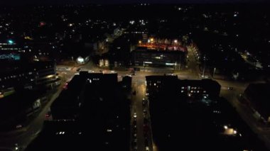 Gece boyunca Güney Doğu Şehir Merkezi ve Merkez Luton Şehri ve Ticaret Bölgesi Yüksek Açı Manzarası. Kamera 5 Eylül 2023 'te İHA' nın Kamerasıyla çekildi.