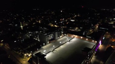 Gece boyunca Güney Doğu Şehir Merkezi ve Merkez Luton Şehri ve Ticaret Bölgesi Yüksek Açı Manzarası. Kamera 5 Eylül 2023 'te İHA' nın Kamerasıyla çekildi.