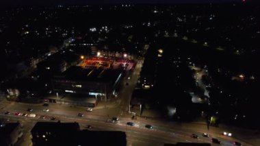 Gece boyunca Güney Doğu Şehir Merkezi ve Merkez Luton Şehri ve Ticaret Bölgesi Yüksek Açı Manzarası. Kamera 5 Eylül 2023 'te İHA' nın Kamerasıyla çekildi.