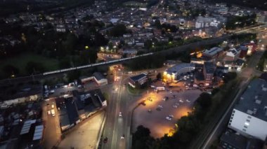Gece boyunca Güney Doğu Şehir Merkezi ve Merkez Luton Şehri ve Ticaret Bölgesi Yüksek Açı Manzarası. Kamera 5 Eylül 2023 'te İHA' nın Kamerasıyla çekildi.