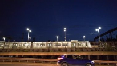 Gece boyunca Güney Doğu Şehir Merkezi ve Merkez Luton Şehri ve Ticaret Bölgesi Yüksek Açı Manzarası. Kamera 5 Eylül 2023 'te İHA' nın Kamerasıyla çekildi.