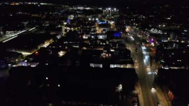 Gece boyunca Güney Doğu Şehir Merkezi ve Merkez Luton Şehri ve Ticaret Bölgesi Yüksek Açı Manzarası. Kamera 5 Eylül 2023 'te İHA' nın Kamerasıyla çekildi.
