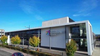 Central Bedfordshire Koleji ve Binalarının Hava Görüntüleri. Üniversite İngiltere 'nin Merkez Dunstable kasabasında yer almaktadır. Görüntü İHA 'nın Kamerasıyla 22-10-2022' de kaydedildi.