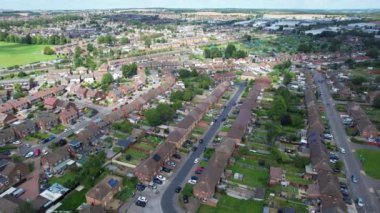 İngiltere 'nin Kuzey Luton şehrinin hava görüntüsü. Görüntüler İngiltere 'nin Luton kasabasındaki Leagrave Tren İstasyonu yakınlarında çekildi. Kamera 15 Ağustos 2023 'te İHA' nın Kamerasıyla çekildi.