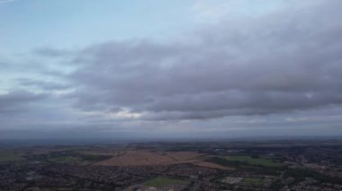 İngiliz şehrinde Günbatımı ve Bulutlar