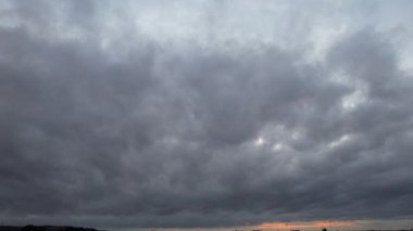 İngiliz şehrinde Günbatımı ve Bulutlar