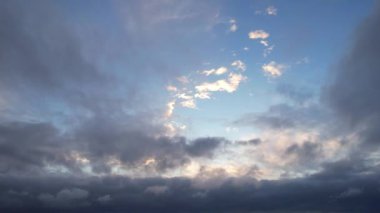 İngiliz şehrinde Günbatımı ve Bulutlar