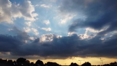 İngiltere üzerinde Günbatımında dramatik Bulutlar ve Gökyüzü