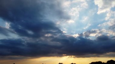 İngiltere üzerinde Günbatımında dramatik Bulutlar ve Gökyüzü