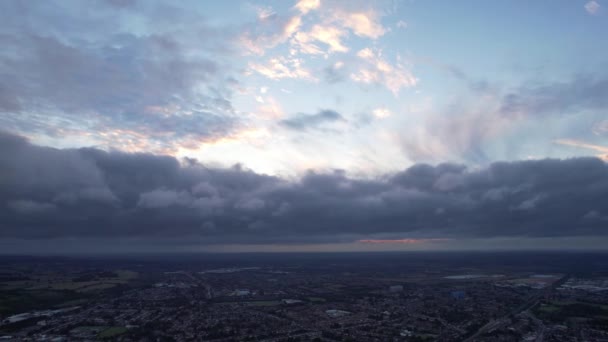 Sonnenuntergang Und Wolken Über Britischer Stadt — Stockvideo
