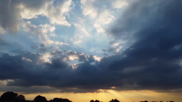 Ngiltere Üzerinde Günbatımında Dramatik Bulutlar Gökyüzü — Stok video