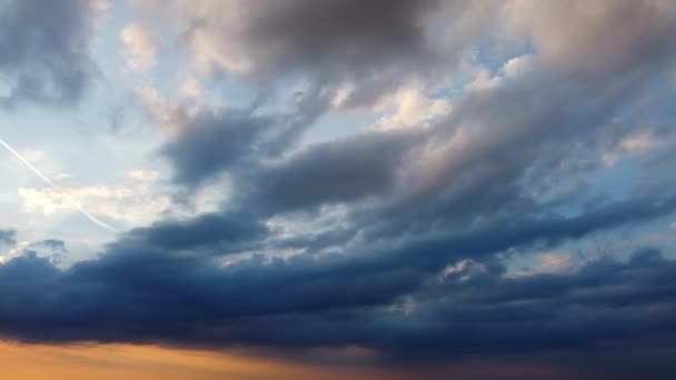 イギリス上空の夕日中の劇的な雲とスカイ — ストック動画