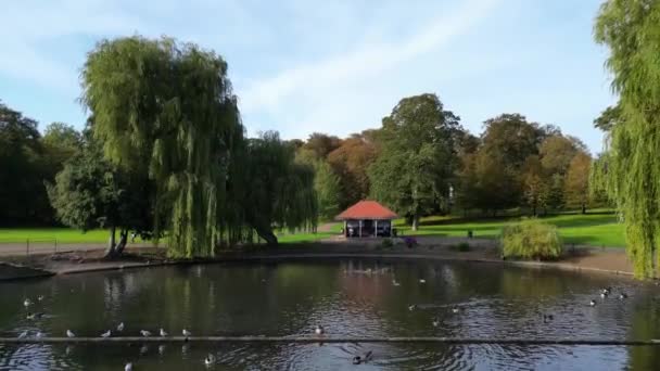 イギリスのルートンタウンにあるウォーターバード湖 映像は2023年10月9日の美しい暖かさと晴れた日にドローンのカメラで撮影されました — ストック動画