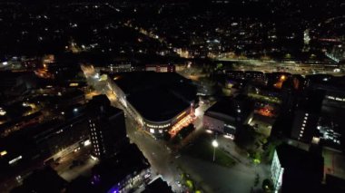Gece boyunca Güney Doğu Şehir Merkezi ve Merkez Luton Şehri ve Ticaret Bölgesi Yüksek Açı Manzarası. Kamera 5 Eylül 2023 'te İHA' nın Kamerasıyla çekildi.