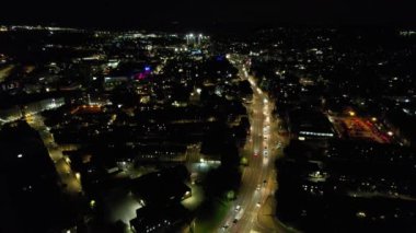 Gece boyunca Güney Doğu Şehir Merkezi ve Merkez Luton Şehri ve Ticaret Bölgesi Yüksek Açı Manzarası. Kamera 5 Eylül 2023 'te İHA' nın Kamerasıyla çekildi.