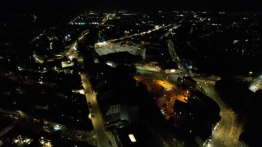 Gece boyunca Güney Doğu Şehir Merkezi ve Merkez Luton Şehri ve Ticaret Bölgesi Yüksek Açı Manzarası. Kamera 5 Eylül 2023 'te İHA' nın Kamerasıyla çekildi.