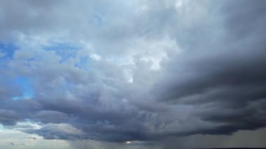 İngiltere 'de Şehir Bulutları Üzerinde Dramatik Yağmur Bulutları