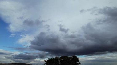 İngiltere 'de Şehir Bulutları Üzerinde Dramatik Yağmur Bulutları