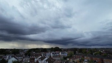 İngiltere 'de Şehir Bulutları Üzerinde Dramatik Yağmur Bulutları