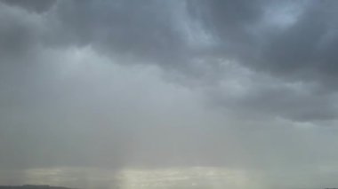 İngiltere 'de Şehir Bulutları Üzerinde Dramatik Yağmur Bulutları