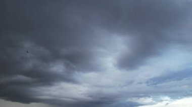 İngiltere 'de Şehir Bulutları Üzerinde Dramatik Yağmur Bulutları