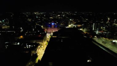 Gece boyunca Güney Doğu Şehir Merkezi ve Merkez Luton Şehri ve Ticaret Bölgesi Yüksek Açı Manzarası. Kamera 5 Eylül 2023 'te İHA' nın Kamerasıyla çekildi.
