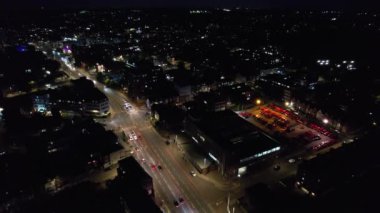 Gece boyunca Güney Doğu Şehir Merkezi ve Merkez Luton Şehri ve Ticaret Bölgesi Yüksek Açı Manzarası. Kamera 5 Eylül 2023 'te İHA' nın Kamerasıyla çekildi.
