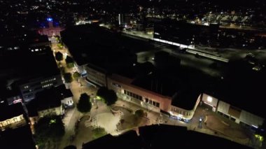 Gece boyunca Güney Doğu Şehir Merkezi ve Merkez Luton Şehri ve Ticaret Bölgesi Yüksek Açı Manzarası. Kamera 5 Eylül 2023 'te İHA' nın Kamerasıyla çekildi.