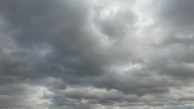 İngiltere 'de Şehir Bulutları Üzerinde Dramatik Yağmur Bulutları