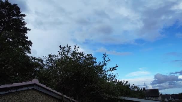 Драматичные Облака Рейна Над Городом Тучи Движущиеся Над Англией Великобритания — стоковое видео