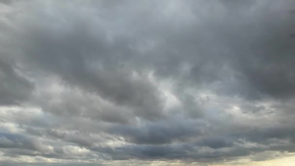 Драматичные Облака Рейна Над Городом Тучи Движущиеся Над Англией Великобритания — стоковое видео