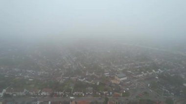 Luton City üzerindeki Sis ve Bulutlu Gün sırasında British City ve Residential District 'in hava görüntüsü. İngiltere