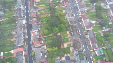 Luton City üzerindeki Sis ve Bulutlu Gün sırasında British City ve Residential District 'in hava görüntüsü. İngiltere