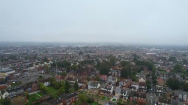 Luton City üzerindeki Sis ve Bulutlu Gün sırasında British City ve Residential District 'in hava görüntüsü. İngiltere