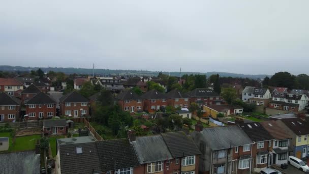 Air View British City Residential District Fog Cloudy Day Luton — стоковое видео