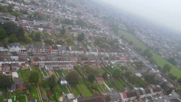 Luftaufnahme Der Britischen Stadt Und Des Wohnbezirks Bei Nebel Und — Stockvideo