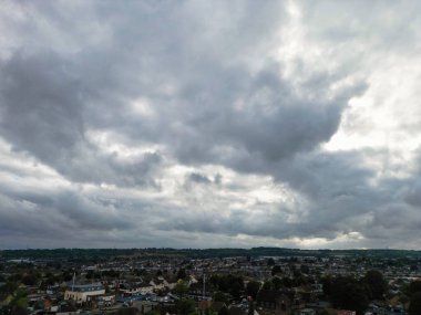 İngiltere 'nin Doğu Luton şehrinin havadan panoramik görüntüsü. 1 Ekim 2023 'te İHA' nın kamerasıyla Orta İrtifa 'dan görüntülendi..