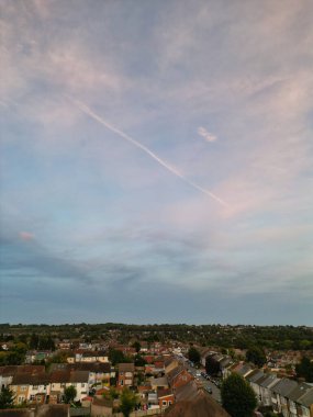 İngiltere üzerindeki En Güzel Renkli Gökyüzü ve Turuncu Bulutlar sırasında Aydınlanmış Luton City of England Yüksek Açı Manzarası. Görüntü İHA 'nın Kamerasıyla 6 Ekim 2023' te çekilmiştir.