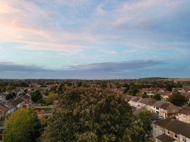 İngiltere üzerindeki En Güzel Renkli Gökyüzü ve Turuncu Bulutlar sırasında Aydınlanmış Luton City of England Yüksek Açı Manzarası. Görüntü İHA 'nın Kamerasıyla 6 Ekim 2023' te çekilmiştir.