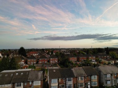İngiltere üzerindeki En Güzel Renkli Gökyüzü ve Turuncu Bulutlar sırasında Aydınlanmış Luton City of England Yüksek Açı Manzarası. Görüntü İHA 'nın Kamerasıyla 6 Ekim 2023' te çekilmiştir.