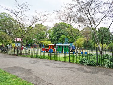 Luton, İngiltere, Birleşik Krallık - 9 Mayıs 2023: Gündüz vakti boş halk parkı