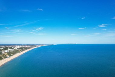 Bournemouth Sahili 'nin İngiliz Turist Çekimi ve İngiltere' nin Deniz manzaralı şehri Büyük Britanya. 28 Ağustos 2023 'te İHA' nın Kamerasıyla Yüksek Açılı Görüntü