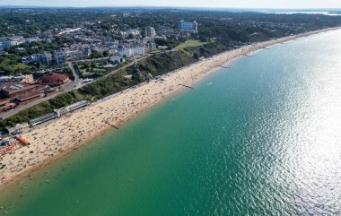 Bournemouth Sahili 'nin İngiliz Turist Çekimi ve İngiltere' nin Deniz manzaralı şehri Büyük Britanya. 28 Ağustos 2023 'te İHA' nın Kamerasıyla Yüksek Açılı Görüntü