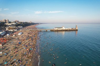 Birçok insanın Bournemouth Sandy Sahili 'nde geçirdiği sıcak yaz gününün tadını çıkartıyor. En Güzel Turist Çekimi İHA 'nın Kamerasıyla 9 Eylül 2023' te İngiltere 'de çekildi.