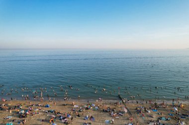 Birçok insanın Bournemouth Sandy Sahili 'nde geçirdiği sıcak yaz gününün tadını çıkartıyor. En Güzel Turist Çekimi İHA 'nın Kamerasıyla 9 Eylül 2023' te İngiltere 'de çekildi.