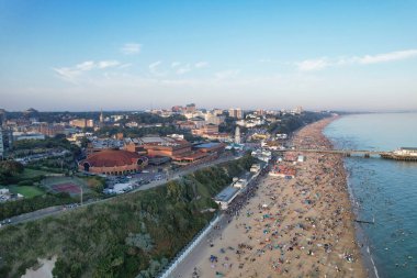 Birçok insanın Bournemouth Sandy Sahili 'nde geçirdiği sıcak yaz gününün tadını çıkartıyor. En Güzel Turist Çekimi İHA 'nın Kamerasıyla 9 Eylül 2023' te İngiltere 'de çekildi.