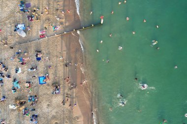 Birçok insanın Bournemouth Sandy Sahili 'nde geçirdiği sıcak yaz gününün tadını çıkartıyor. En Güzel Turist Çekimi İHA 'nın Kamerasıyla 9 Eylül 2023' te İngiltere 'de çekildi.