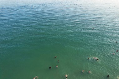 Birçok insanın Bournemouth Sandy Sahili 'nde geçirdiği sıcak yaz gününün tadını çıkartıyor. En Güzel Turist Çekimi İHA 'nın Kamerasıyla 9 Eylül 2023' te İngiltere 'de çekildi.