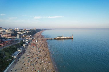 Birçok insanın Bournemouth Sandy Sahili 'nde geçirdiği sıcak yaz gününün tadını çıkartıyor. En Güzel Turist Çekimi İHA 'nın Kamerasıyla 9 Eylül 2023' te İngiltere 'de çekildi.